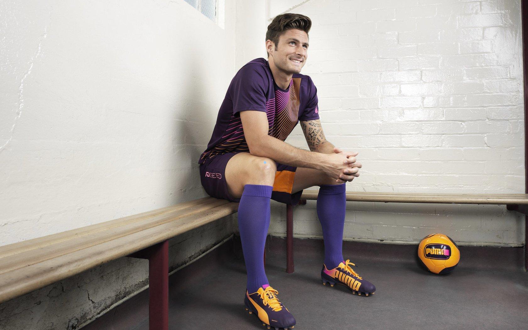 U23国足球门守护者李昊有望续约青岛西海岸，未来征程引关注